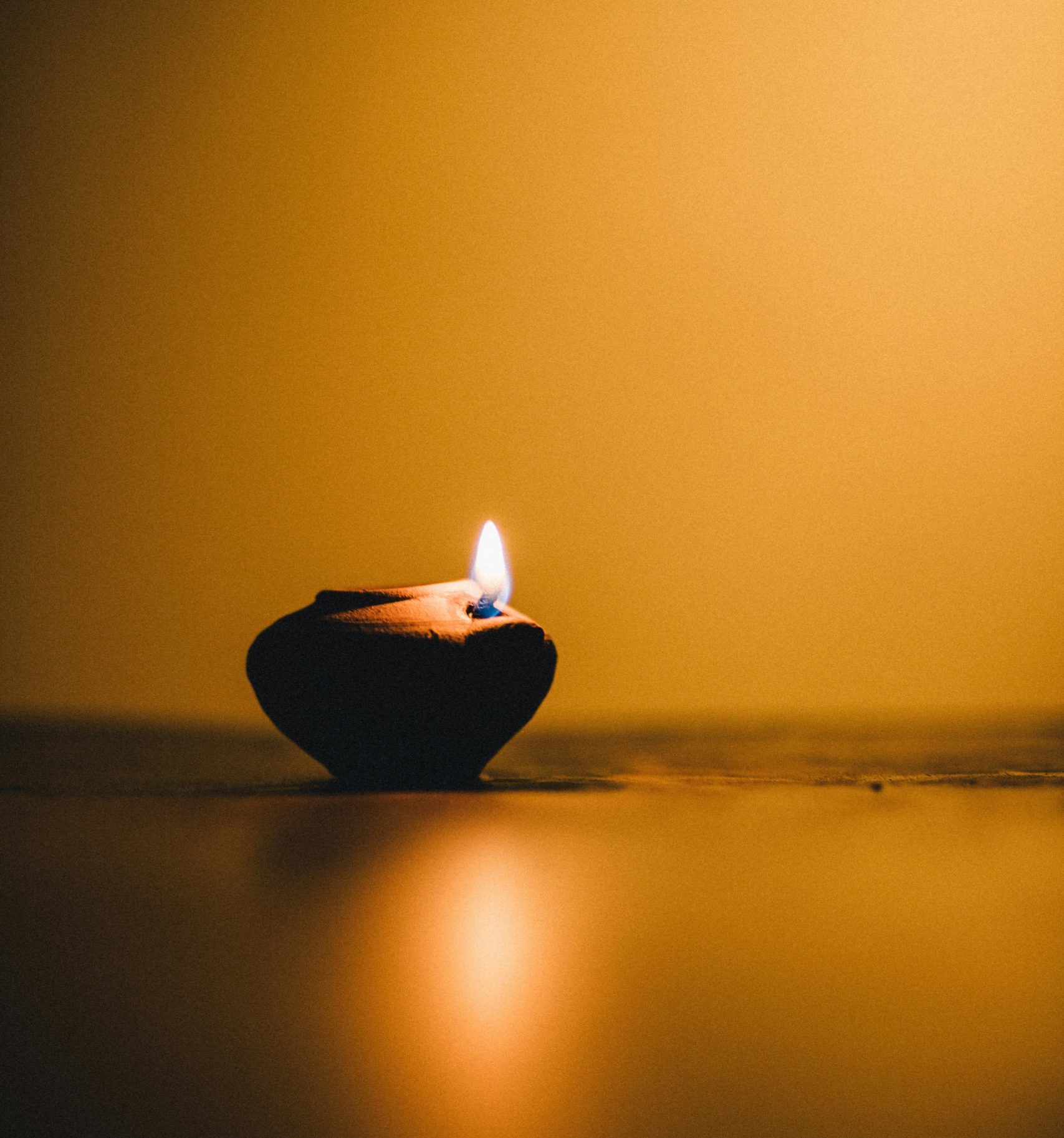 Lampe à huile lighted candles on brass holder